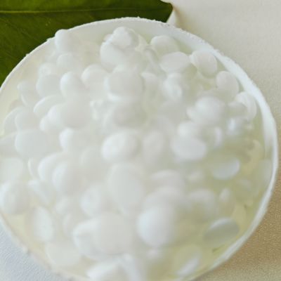 Cetearyl Alcohol Cetearyl Glucoside Emulsifiers طبیعی سفید / زرد رنگ سازگاری عالی برای فرمولاسیون آرایشی